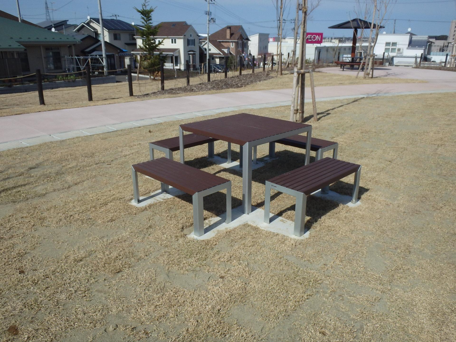 田向中央公園のベンチの写真