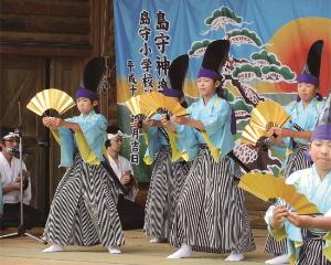 烏帽子のようなものをかぶって水色の羽織をまとった男性4名が舞を舞っている様子の写真