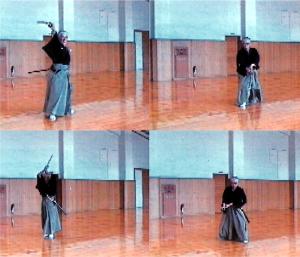 体育館の中で袴姿で居合抜きを行う男性の写真