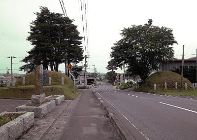 中央に車道が走り、その両脇にある塚を写した写真