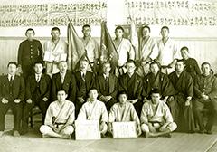 北日本中等学校柔道争覇戦大会で優勝した八中柔道部の集合写真