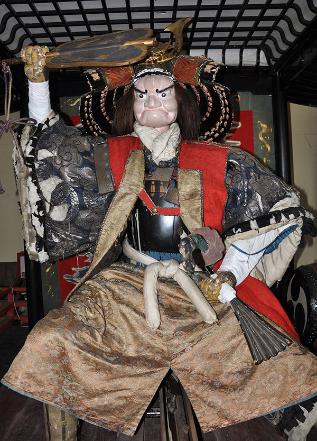 修理前の武田信玄人形衣裳
