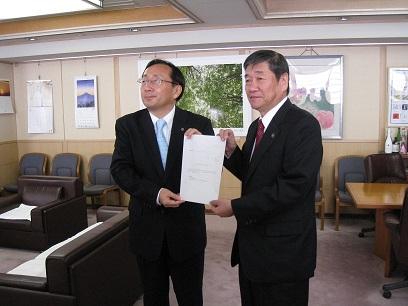 青森県知事に中核市指定に関する同意を申し入れました