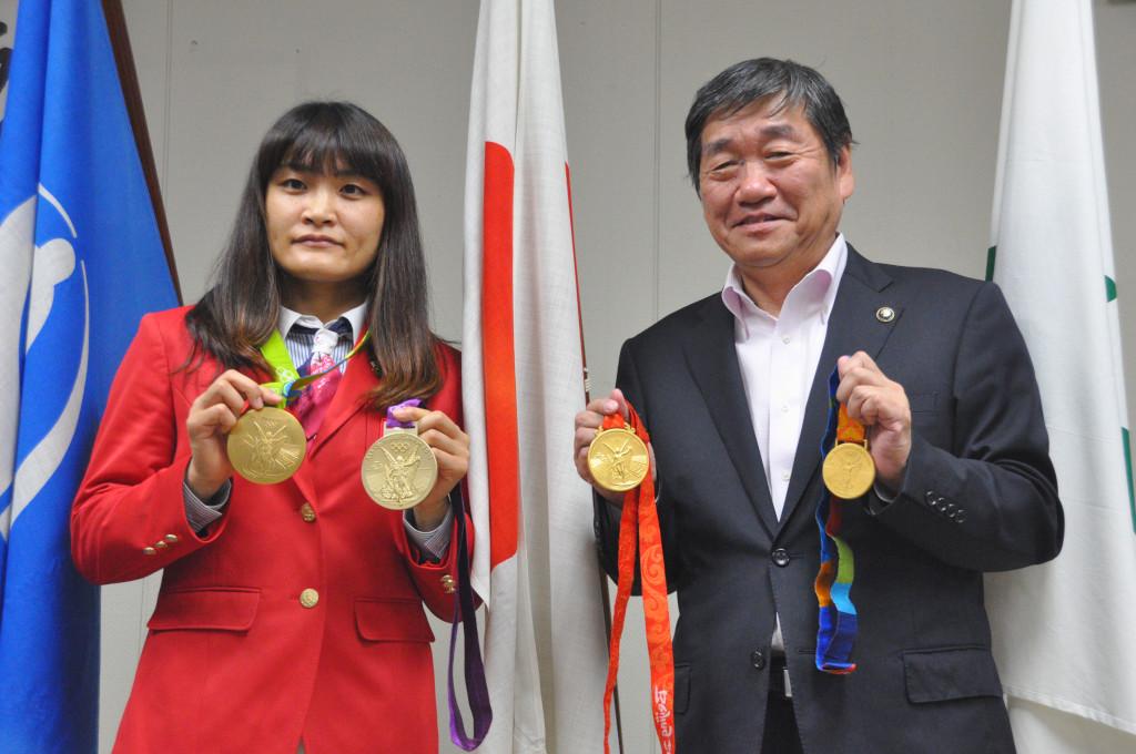 伊調 馨選手と市長で4個の金メダルを持ち記念撮影をしている写真