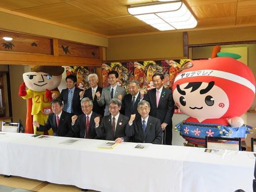 「富士見館」の和室の総会会場で小林市長を含め県内10市の市長とキャラクターとの記念写真