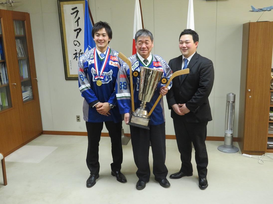 若林監督と菊池恭平選手と大きなトロフィを持った市長との記念写真