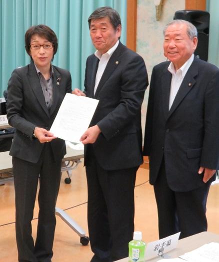 橋本聖子会長と要望書を持って記念撮影をしている市長の写真