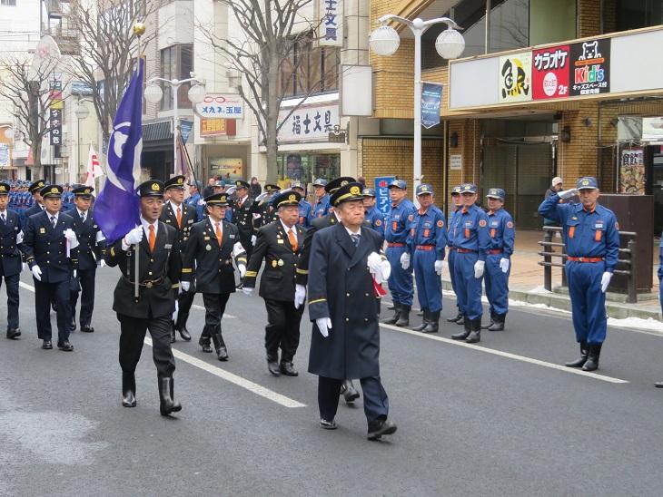 八戸市消防団出初式で消防団員の皆様の先頭に立ち共に行進している市長の写真