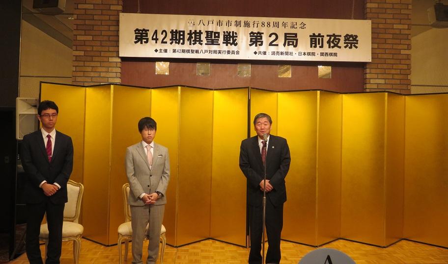 写真左端から、対戦した一力 遼 八段と井山 裕太 棋聖と挨拶をしている市長の写真