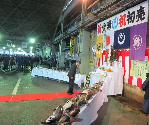 八戸市魚市場初売り式及び中央卸売り市場初売り式で祭壇に一礼している市長の写真