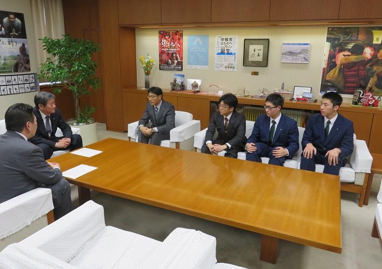 山 本大史選手と八戸西の選手、関係者の皆様と市長室で椅子に座りながら対談している写真
