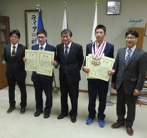 山本 大史選手と八戸西の男子生徒が賞状やメダルを持って市長を記念撮影をしている写真