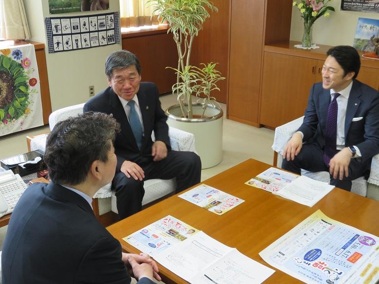 大久保圭一郎委員長と城前孝史副委員長と市長室の白い椅子にそれぞれ座り談笑している市長の写真