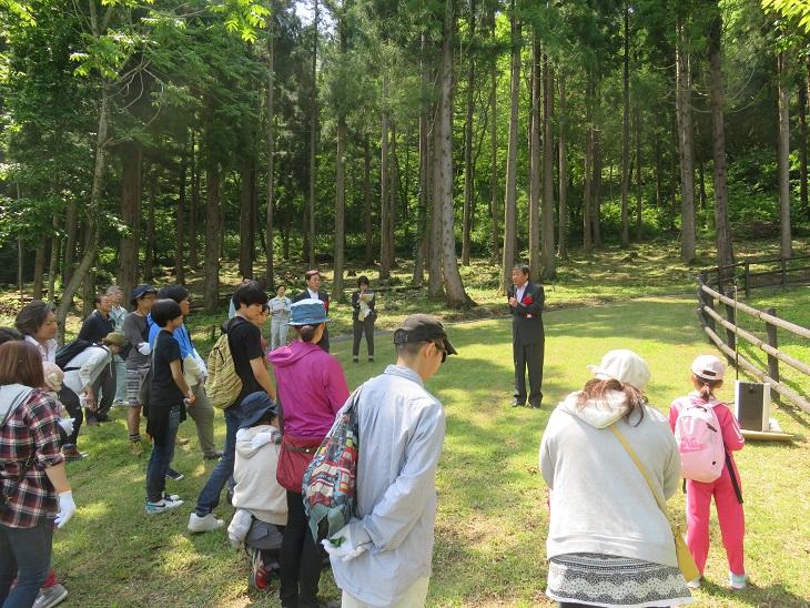 市民の森不習岳開設40周年記念イベントで市民の森に集まった参加者達の前で挨拶をしている市長の写真