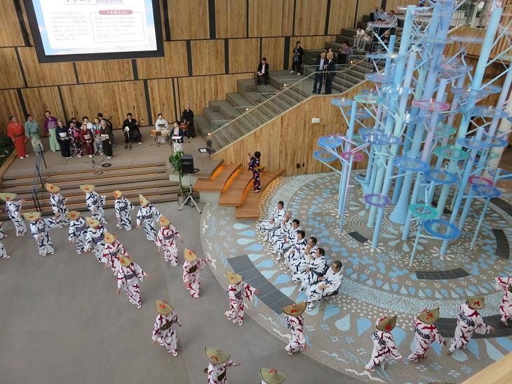 「八戸まちなか広場マチニワ」で参加団体の皆様が「輪踊り」を披露している様子を2階から撮った写真