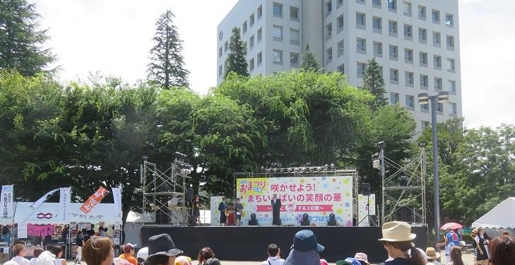 八戸三社大祭を盛り上げるおまつり広場のオープニングで挨拶をしている市長の写真