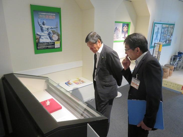 南郷歴史民俗資料館で展示物を視察しスタッフから説明を受けている市長の写真