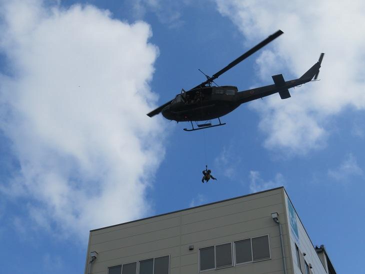 ヘリコプターから人を吊り下げ訓練をしている写真