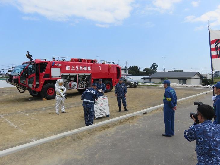平成29年度総合防災訓練で海上自衛隊の赤い車があり青い制服を着た自衛隊の方々が市長に説明をしている写真