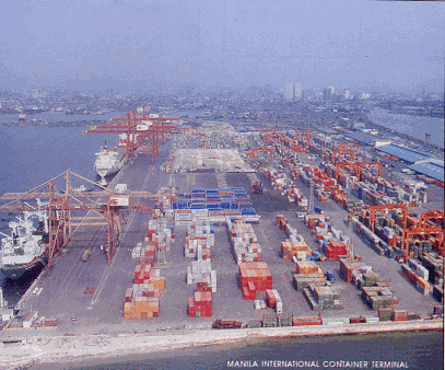 コンテナがずらりと並び、大型タンカーが軟石も停泊しているマニラ港の写真