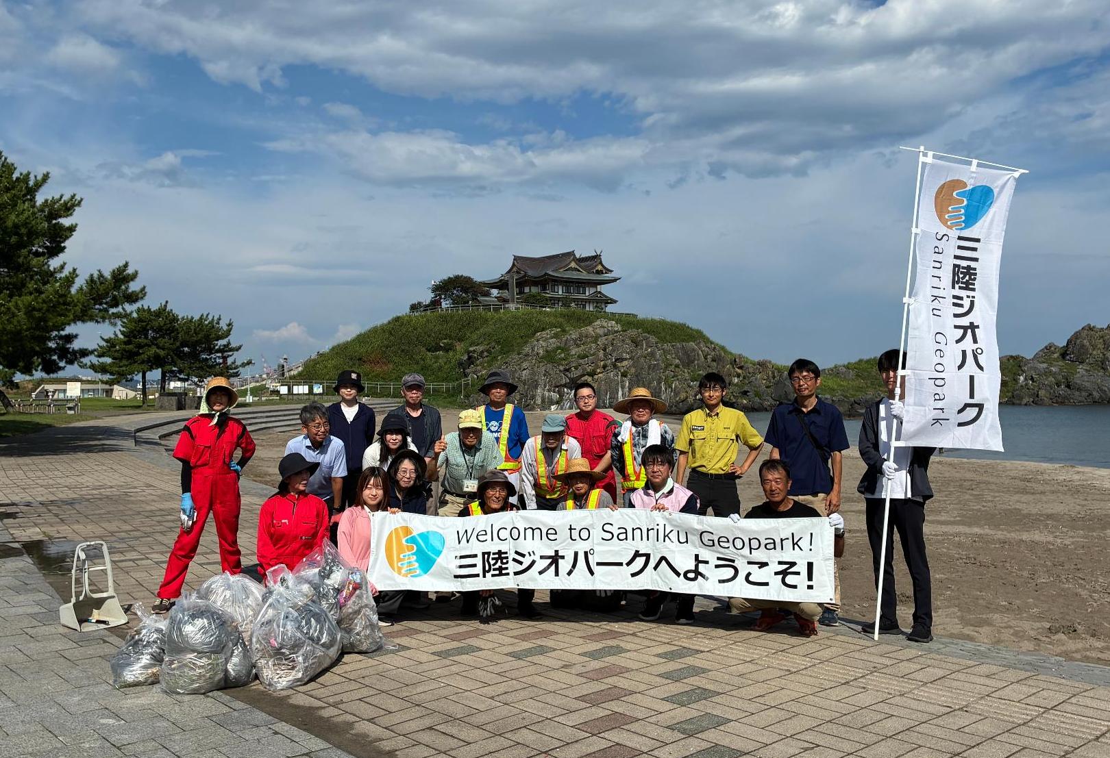 回収したごみの入った袋を前に並べて集合写真を撮影。