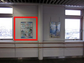 通路の壁の柱と窓の間の掲示できる箇所を赤枠で強調している写真