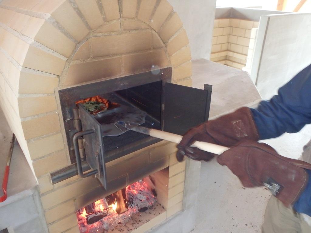 レンガ造りのピザ釜を利用している写真