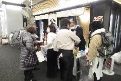 東京での八戸ワイン試飲販売会の写真。