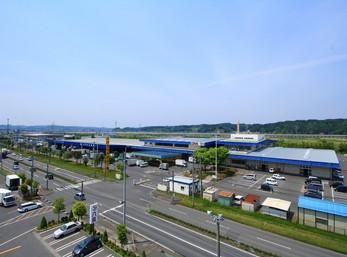 青空の下、八戸市中央卸売市場の外観の上空からの写真