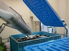 高度衛生管理型荷捌き施設A棟での、機械によって行われている魚体の箱詰め作業の写真