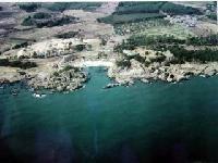 昭和49年ごろの金浜で天然の岩礁を利用した漁港の写真