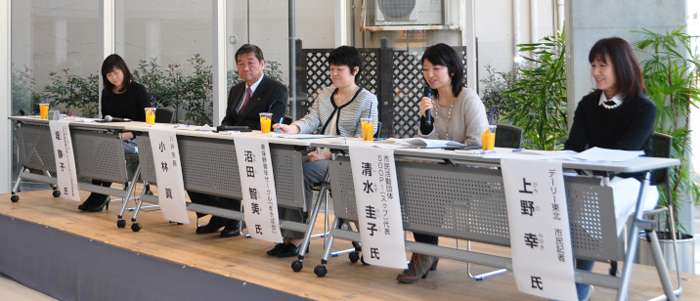 八戸ポータルミュージアム「はっち」の「トーキングカフェ」会場で、活躍する女性達と市長との意見交換が行われている様子の写真