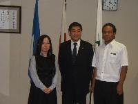 ソロモン・ナルシスさんと木根愛恵さんが小林眞市長が記念撮影している写真