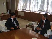 松本浩介さんが小林眞市長に表敬訪問し対談している写真
