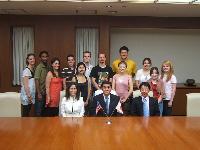 短期海外研修プログラムで来日したホフストラ大学の学生12名と小林眞市長が記念撮影している写真