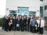 八戸市訪問団がフェデラルウェイ市長を囲んでの記念撮影