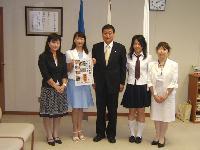 言語交流研究所ヒッポファミリークラブの皆さんと留学生と小林眞市長が記念撮影している写真