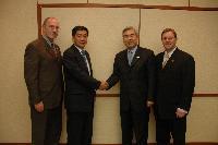 八戸市長とフェデラルウェイ市長が握手をしている記念写真