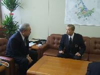 松尾隆司さんが小林眞市長に表敬訪問し対談している写真