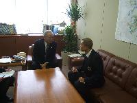 松尾隆司さんが小林眞市長に表敬訪問し対談しているのを違う角度から見た写真