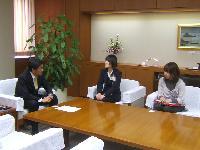 荒屋敷恭子さんが小林眞市長に表敬訪問し対談している写真