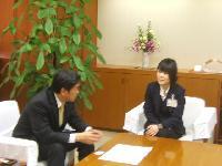 荒屋敷恭子さんが小林眞市長に表敬訪問し対談しているのを違う角度から見た写真