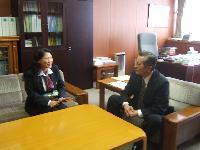 小泉優佳さんが小林眞市長に表敬訪問し対談している写真