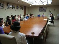 来日していた学生16名が、小林市長に表敬訪問し、会話している写真