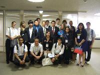 エビエーション・ハイスクールの学生18名が、小林市長に表敬訪問し、記念撮影している写真