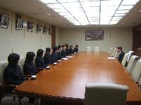 八戸聖ウルスラ学院の代表生徒8名が、小林市長を表敬訪問し、会話している写真