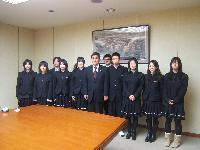 八戸聖ウルスラ学院の生徒8名が、小林市長らと記念撮影している写真