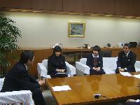 高橋ゆみさんと坂本みずきさんが、小林市長に表敬訪問し、小林市長らと会話している写真