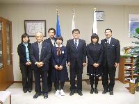 高橋ゆみさんと坂本みずきさんが、小林市長らと記念撮影している写真