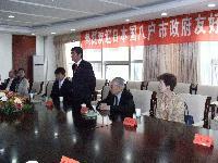 会議室でスーツ姿の男性が立っている写真